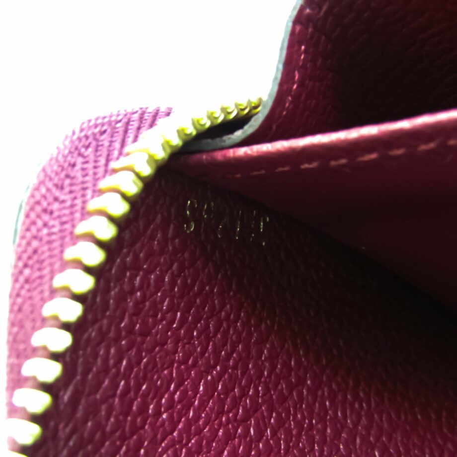 LOUIS VUITTON Zippy wallet