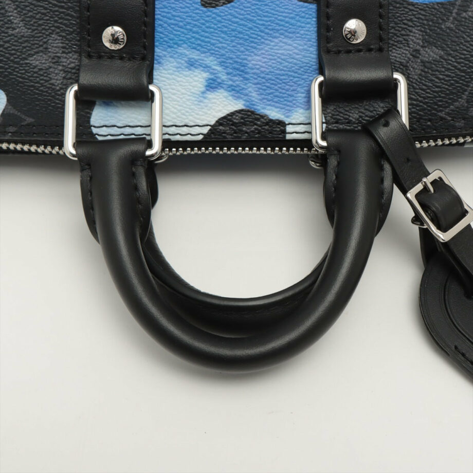Louis Vuitton room Wiz A views Keepall Bandoulière